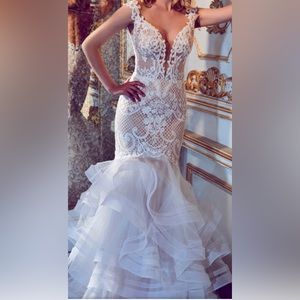 Never worn size 6 wedding dress